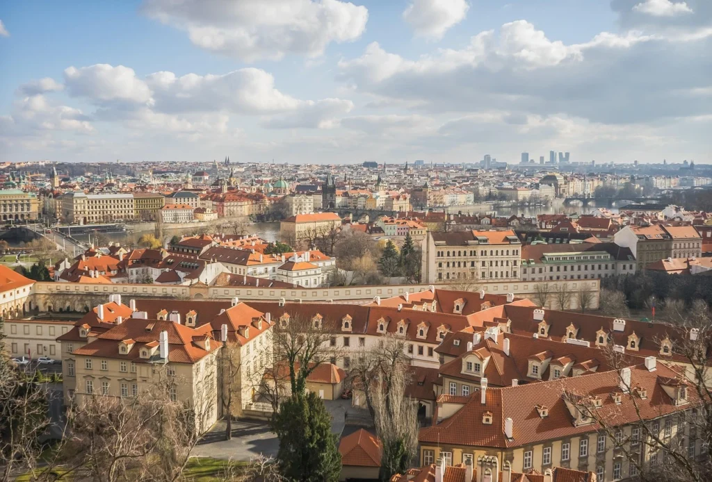 Panoramatický výhled na centrum Prahy s Vltavou a historickými budovami – ideální prostředí pro umístění virtuální kanceláře Praha.